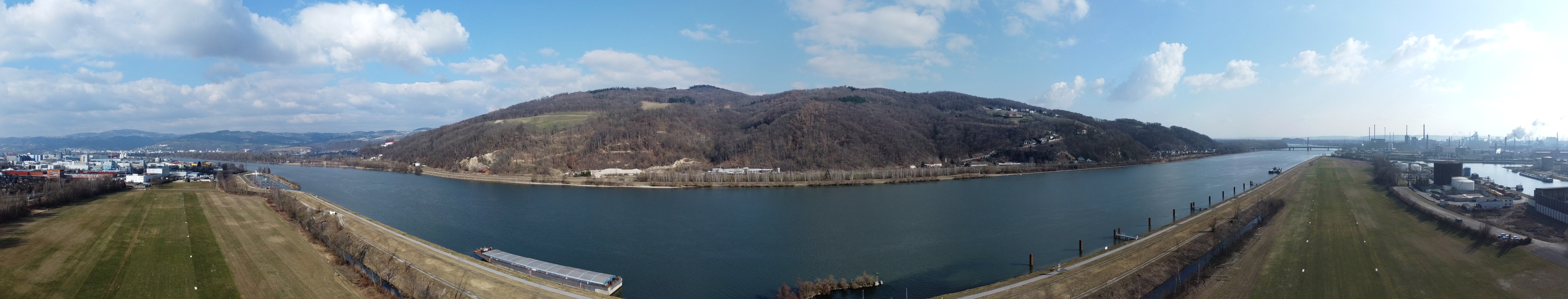 Ein 180° Panorama von unserem Hausberg, dem Pfenningberg. Man kann auch gut die Piste erkennen welche unterhalb der Kamera entlang der Donau verläuft.