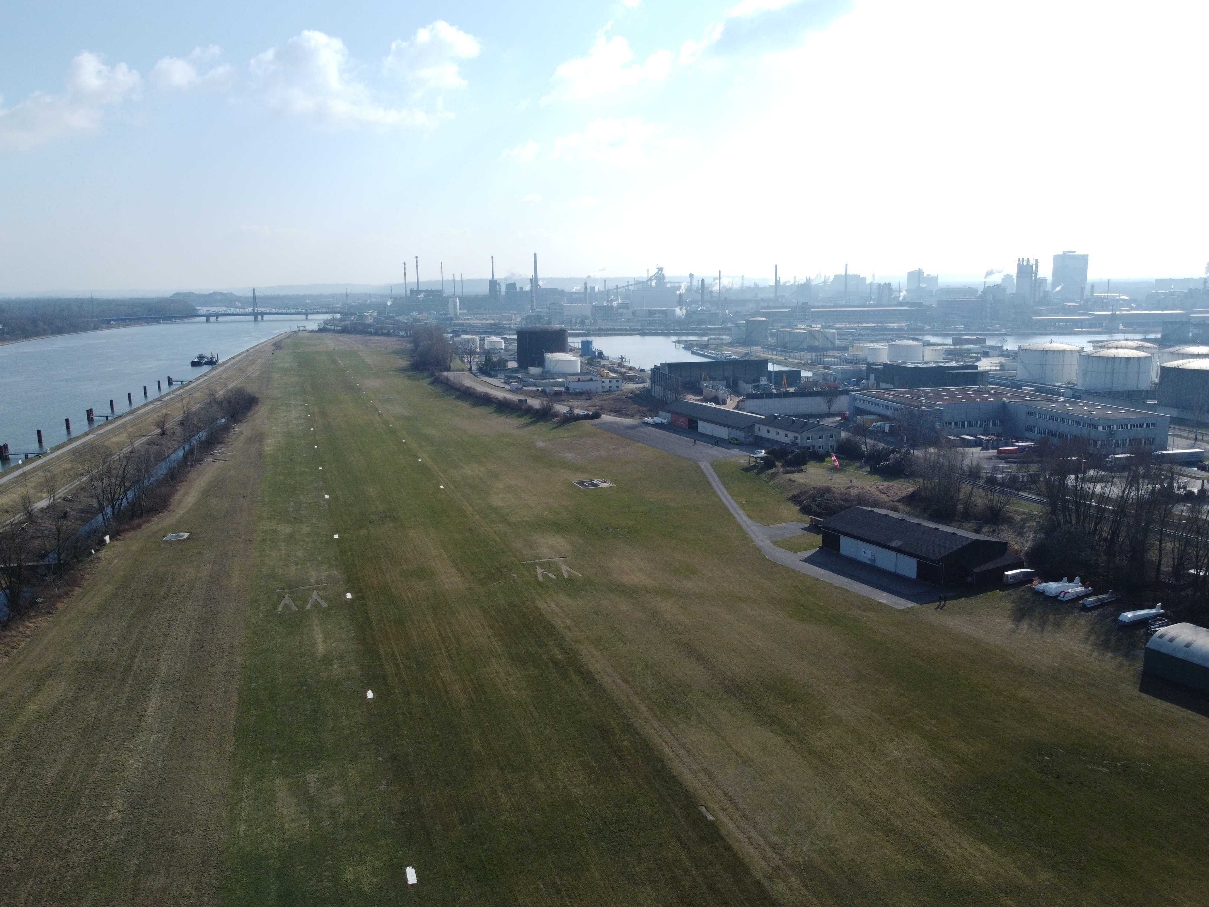 Die Piste in Richtung 15 (Süden) betrachtet. Links davon verläuft die Donau und rechts kann man den Hanger sowie das Signalfeld und den Windsack erkennen.