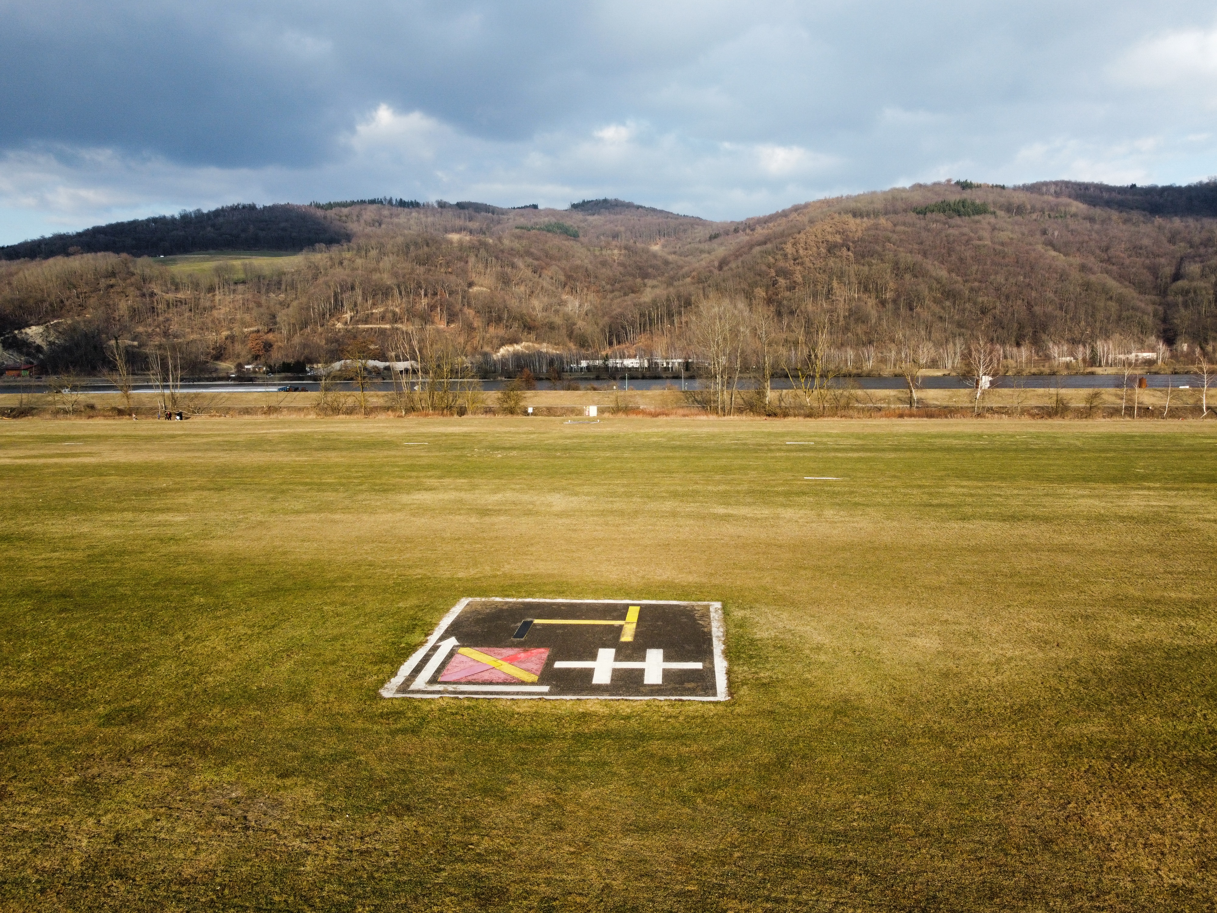 Das Signalfeld des Flugplatzes welches dem Piloten die Landerichtung signalisiert. In diesem Fall die Piste 15 richtung Süden, auf dem Bild nach rechts.