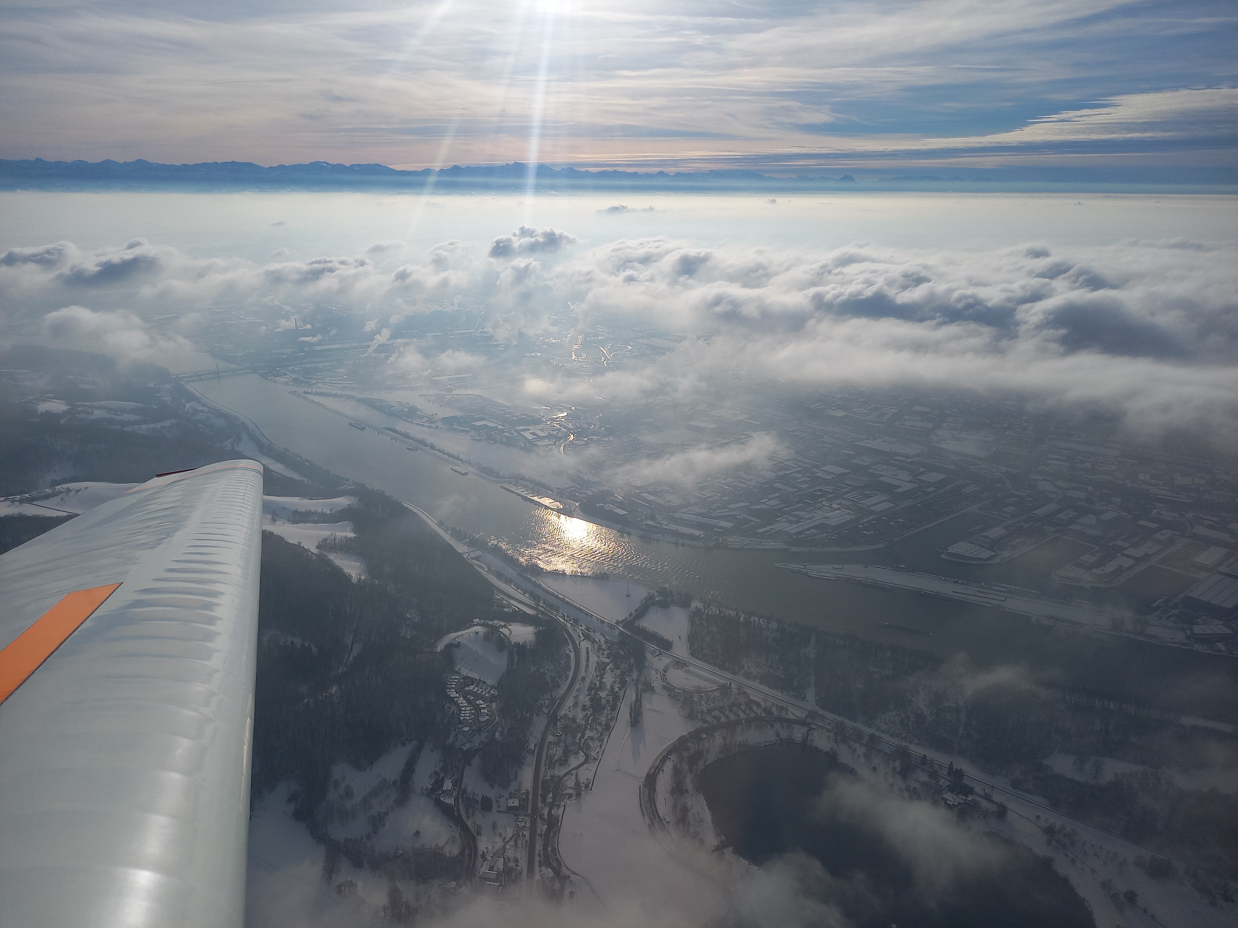 Skifliegen im Winter 2023/24 bei guter sicht knapp über den Wolken. Ein atemberaubendes Erlebnis. Unten rechts lässt sich der Pleschingersee erkennen.